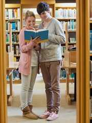 2 studentów w bibliotece