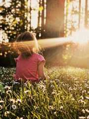 Dziewczynka oświetlona słońcem