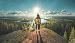 Tyttö katsoo järvisuomalaista maisemaa vastavaloon.