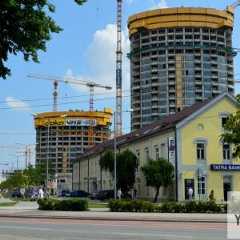 Tri veže v jednej línii - dve zo SkyParku, v diaľke Nivy Tower