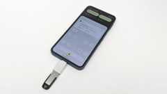 USBメモリを「AQUOS sense10」に挿すと自動認識!