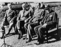 Churchill, de Gaulle, Roosevelt et Giraud à Casablanca (janvier 1943) Churchill, de Gaulle, Roosevelt et Giraud à Casablanca (janvier 1943)