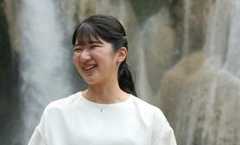 〈皇室の2025年〉愛子さま 帰国時も左手に「ラオスの白い糸」 天皇陛下はラオスで「ごっつんこ」 おふたりのラオスほっこり名場面