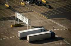 英国行きのトラックに隠れた移民15人、低体温症で救助 仏