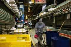 香港のコロナ新規感染者、最多の100人超で「危機的」状況と林鄭長官