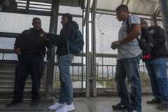 米メキシコ国境で亡命希望者が自殺、入国拒否され喉かき切る