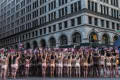 なぜ女性の乳首画像は規制対象? FB社屋前でヌード撮影で抗議 米