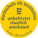 Siegel der SRH Fernhochschule, die als Institution unbefristet stattlich anerkannt ist.