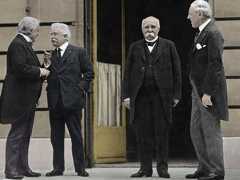 Juni 1919: Der britische Premier Lloyd George, Italiens Premier Vittorio Orlando, Frankreichs George Clemenceau und der amerikanische Präsident Woodrow Wilson bei der Versailler Friedenskonferenz. Juni 1919: Der britische Premier Lloyd George, Italiens Premier Vittorio Orlando, Frankreichs George Clemenceau und der amerikanische Präsident Woodrow Wilson bei der Versailler Friedenskonferenz.