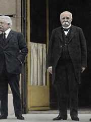 Juni 1919: Der britische Premier Lloyd George, Italiens Premier Vittorio Orlando, Frankreichs George Clemenceau und der amerikanische Präsident Woodrow Wilson bei der Versailler Friedenskonferenz. Juni 1919: Der britische Premier Lloyd George, Italiens Premier Vittorio Orlando, Frankreichs George Clemenceau und der amerikanische Präsident Woodrow Wilson bei der Versailler Friedenskonferenz.