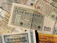 Eine Reichsbanknote über fünf Billionen Mark vom November 1923 und andere Banknoten über 20 Milliarden Mark, 500 Milliarden Mark u.a vornehmlich 1923 von der Deutschen Reichsbank ausgegeben, aufgenommen am 22.10.2011. Eine Reichsbanknote über fünf Billionen Mark vom November 1923 und andere Banknoten über 20 Milliarden Mark, 500 Milliarden Mark u.a vornehmlich 1923 von der Deutschen Reichsbank ausgegeben, aufgenommen am 22.10.2011.