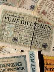 Eine Reichsbanknote über fünf Billionen Mark vom November 1923 und andere Banknoten über 20 Milliarden Mark, 500 Milliarden Mark u.a vornehmlich 1923 von der Deutschen Reichsbank ausgegeben, aufgenommen am 22.10.2011. Eine Reichsbanknote über fünf Billionen Mark vom November 1923 und andere Banknoten über 20 Milliarden Mark, 500 Milliarden Mark u.a vornehmlich 1923 von der Deutschen Reichsbank ausgegeben, aufgenommen am 22.10.2011.