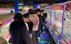 ティーンエイジャーでごった返すラウンドワン