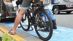 「それ“原付”だから違反です」「え、いま免許ないです」「じゃあ…」 ペダル付き原付、取締りの難しさ浮彫りに | 乗りものニュース