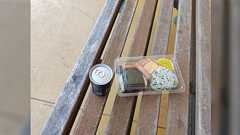 おにぎりセットを買ってベンチで食べてピクニック気分を醸しだそうとするも、独身中年男性ではなぜか哀愁が漂ってしまうので良くない