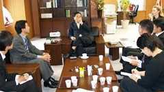 記者クラブに開放断られて 亀井氏「もうひとつの記者会見」断行