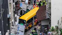無人のスクールバスが暴走、4人死亡 香港 写真7枚 国際ニュース:AFPBB News