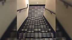 完全に罠...「ステルス迷彩」みたいなデザインの階段がメチャクチャ危険 デザイナーの意向に反した生地の利用が原因という声が