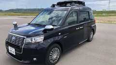 自動運転タクシーが西新宿で公道走行 KDDIなど5社が実験