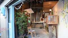 地域の仲間と100万円でDIYリノベーション! 空き家の裏口が小さな雑貨店に大変身