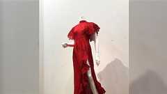 卒業制作の美しいドレス→まさかの〇〇が素材だった!「造るの気が狂いそう」現代社会を反映した深いコンセプトも話題に