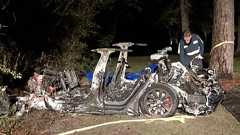 テスラ・モデルSが衝突事故で大炎上し2名が死亡、運転席は無人