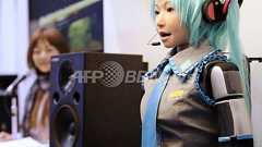 女性型ロボットが歌声披露、音声合成技術を搭載 シーテック