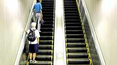 「エスカレーターで歩くな」はしょせん建前か? 利用者ほぼ“ガン無視”の現実、乗り方めぐって暴行事件も 加速する同調圧力社会の行方とは | Merkmal(メルクマール)
