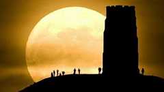 世界中で観測された「スーパームーン」、満月が18年間で一番地球に近づいた日の美麗な写真いろいろ