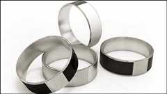 かざすだけでいろいろなデータの送受信ができるNFC内蔵リング「NFC Ring」