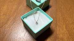 中3のバレンタインデーに貰ったチョコレートの箱を12年間大事に取っておきプロポーズの時にダイヤのネックレスを入れて本人にお返ししました