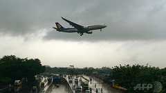 男女2人の操縦士が空中で「けんか」、操縦室飛び出す インド