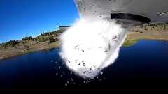 サケの稚魚を飛行機から豪快に放流するムービーが話題に、乱暴に見えて実は生存率はなんと95%以上