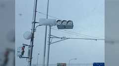 福岡にて信号機が雪で真っ白、何も見えない事案発生!原因はLED信号機にあった→どうやって防ぐのか