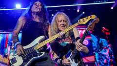 【ブームから35年「ヘビーメタル」の現在地】バンドもファンも世代交代進まず高齢化 ライブ会場は2階の椅子席から埋まる現実 「昔は皆でヘドバンしたけど…」 | マネーポストWEB