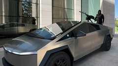 チェチェン首長、武装テスラ車を運転 マスク氏を称賛