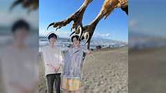 海でアクスタの写真撮ってただけなのに…→様々な反応「カメラの品名が気になります」「攫われたちいかわ思い出した」