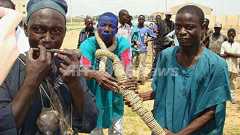 未婚男性は首に縄、ナイジェリア伝統の祭り「独身男狩り」