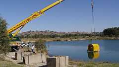 湖に沈めた密閉空間で2週間、自給自足で生活する実験