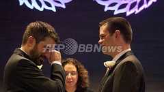 米ワシントン州で同性結婚式、合法化後初 100組超が愛誓う