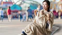 「テーマパーク専用着る毛布」ベルメゾンが発売 冬の待機から仮眠まで「無敵」仕様