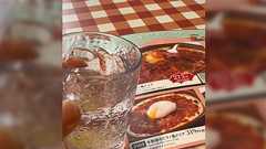 サイゼリヤのグラスはガラスではなく石川県の企業が加工しているトライタン樹脂製で落としても割れにくい「子どもがいる家庭でも便利」「酒類はガラスのほうが…」