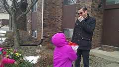 色覚異常を補完するサングラス「EnChroma」で初めて見えた息子の瞳の色