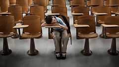 陰謀論者の中年は学生時代に「ぼっち」だったとの研究結果