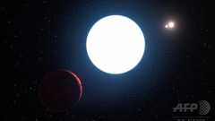 昼が140年、「太陽」3個ある特異な惑星を発見