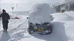 「一晩に1mもの雪が降るってのはこういう事なんだよ」車に積もった雪と雪かきの様子を見て様々な感想が集まる
