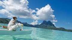 遠い海からきたアイツに会えるかもしれないボラボラ島の碧い海