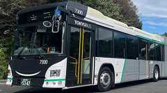 東急の長~い“電車風”連節バスついに運転開始 その名も「タンデムライナー」 住宅街の路線が激変!? | 乗りものニュース