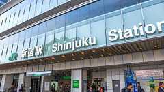 “迷宮化”が進む新宿駅 人々がまともに歩けるのはいつなのか