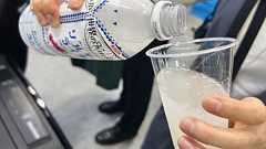 ペットボトルが“振るだけ”で瞬時に凍る シャープの「アイススラリー冷蔵庫」、猛暑の現場で引き合い続々